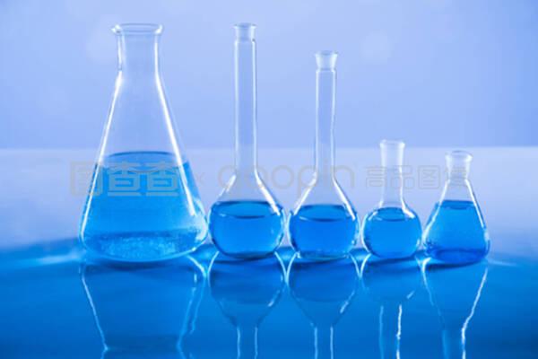 实验室烧杯,显微镜,蓝色背景